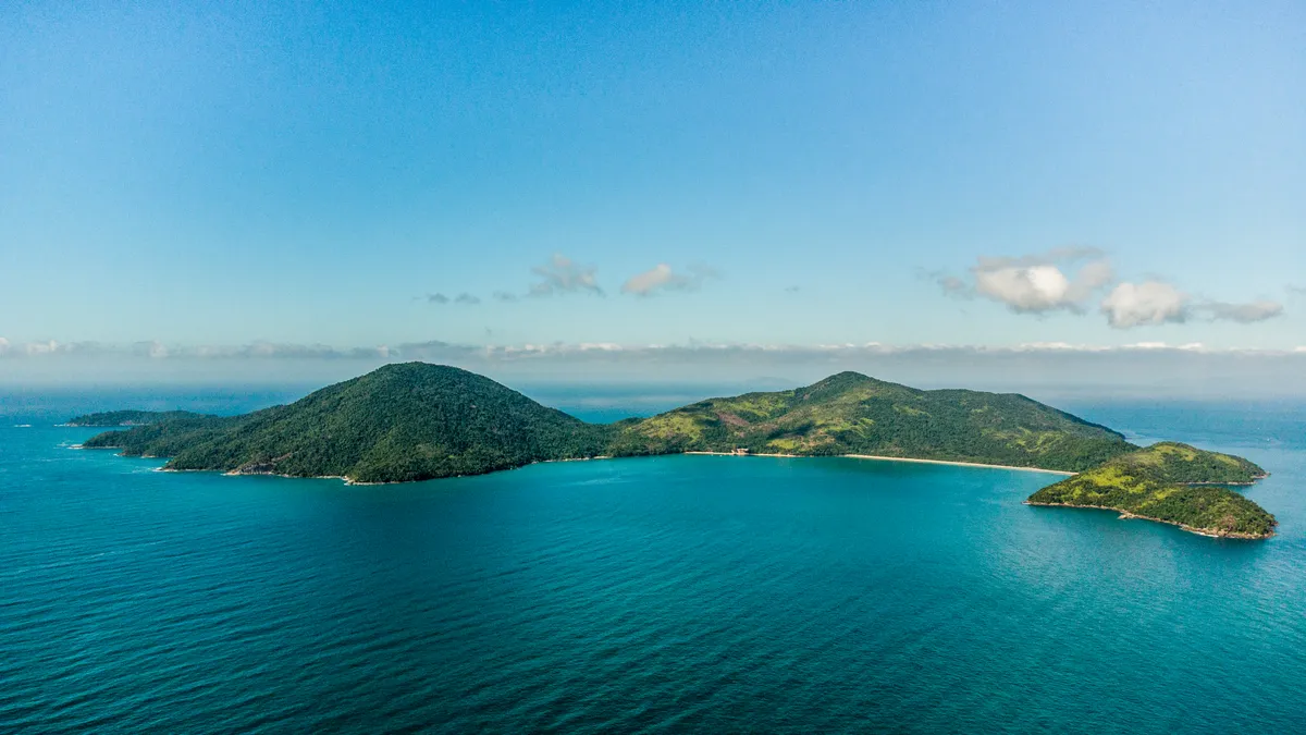 Vista aérea da Ilha Anchieta em Ubatuba, destino do Roteiro Sul de passeio de lancha