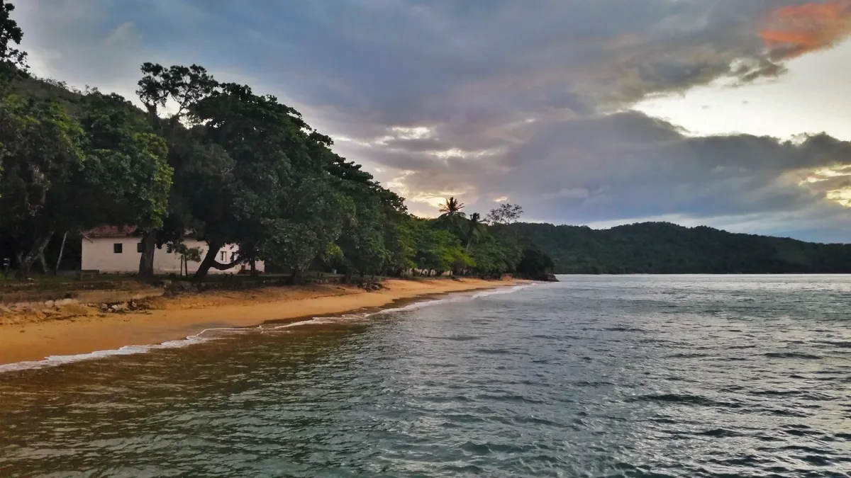 Praia do Presídio na Ilha Anchieta em Ubatuba ao entardecer