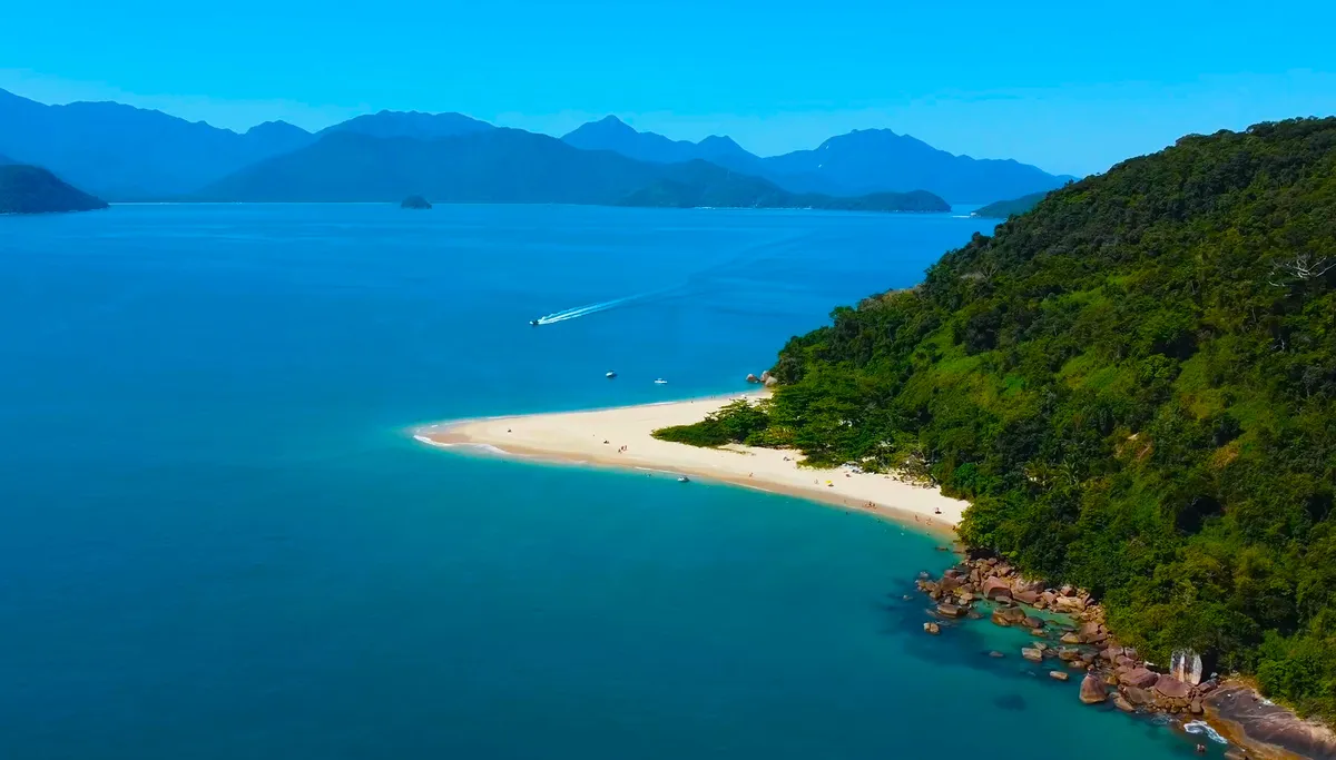 Vista aérea da Ilha do Prumirim em Ubatuba com banco de areia branca e água azul-turquesa