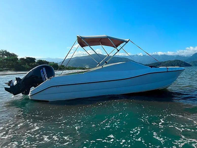 Lancha Ayla da Kaimares Turismo navegando pelo litoral norte de Ubatuba