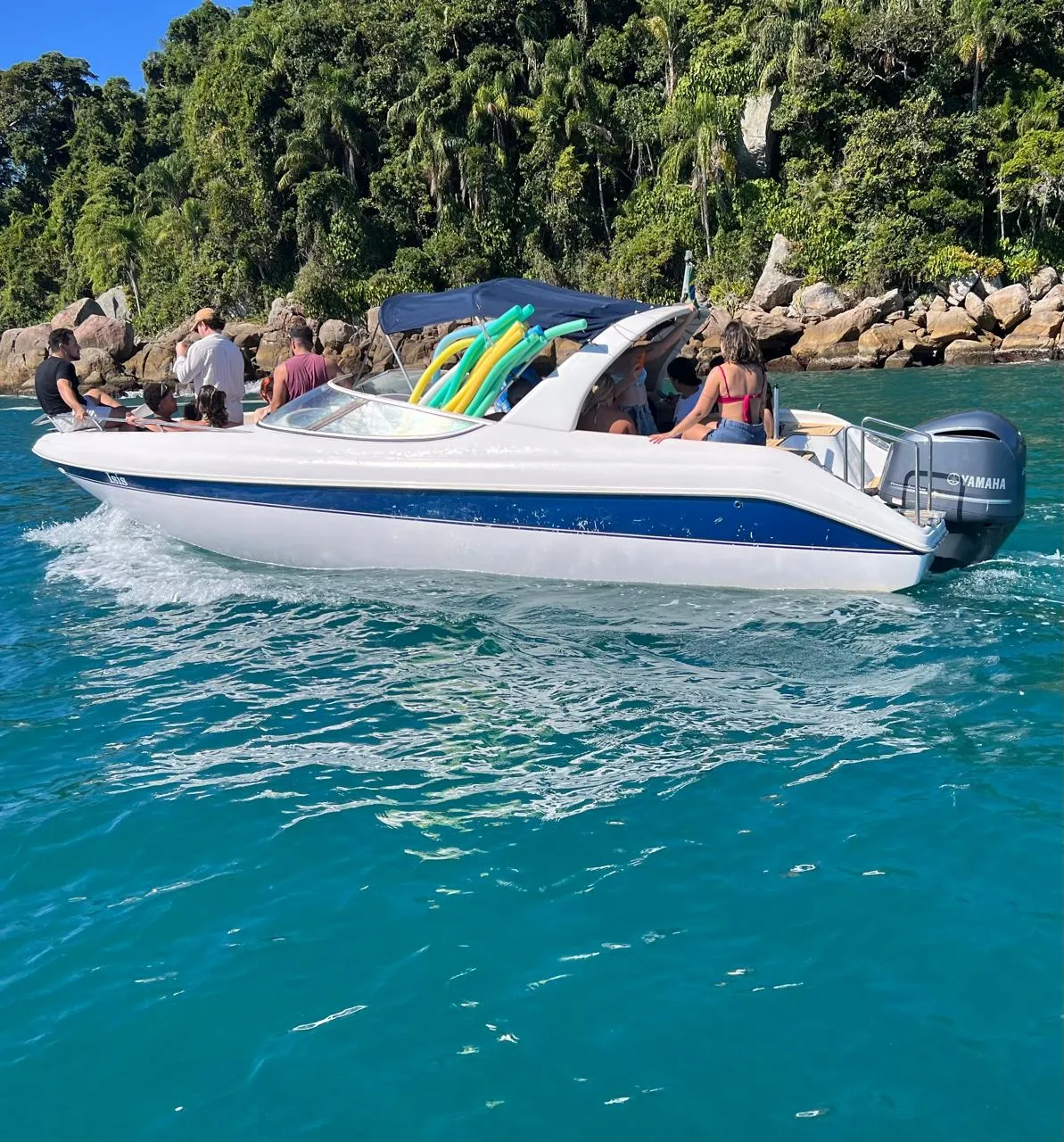 Lancha Isis da Kaimares Turismo navegando com passageiros em Ubatuba, passeio de lancha no feriado
