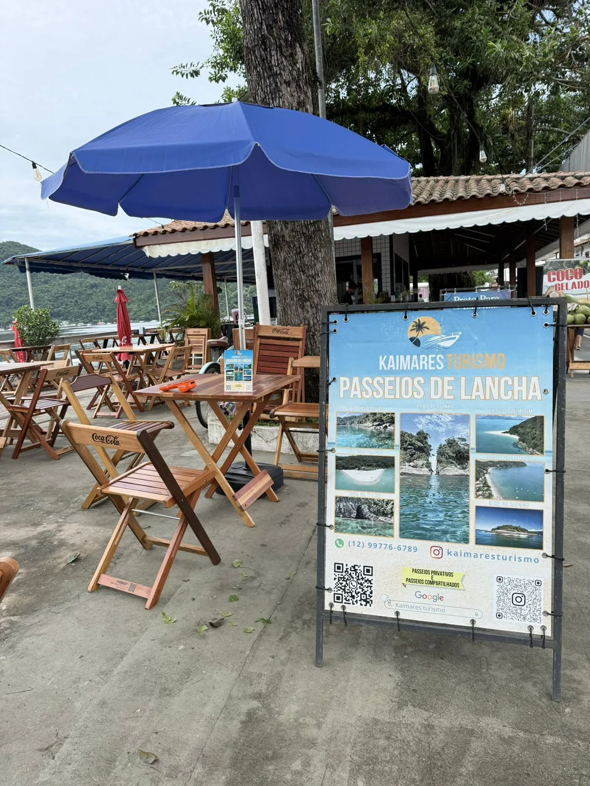 Placa da Kaimares Turismo no ponto de embarque do passeio de lancha na Praia do Itaguá, em Ubatuba