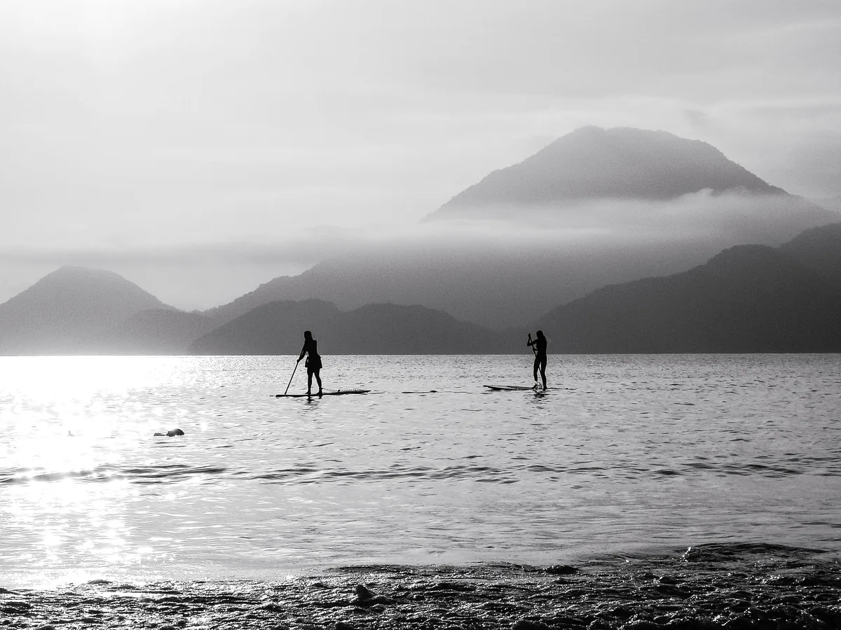 Mar de Ubatuba em dia de tempo fechado, com a serra encoberta por nuvens baixas