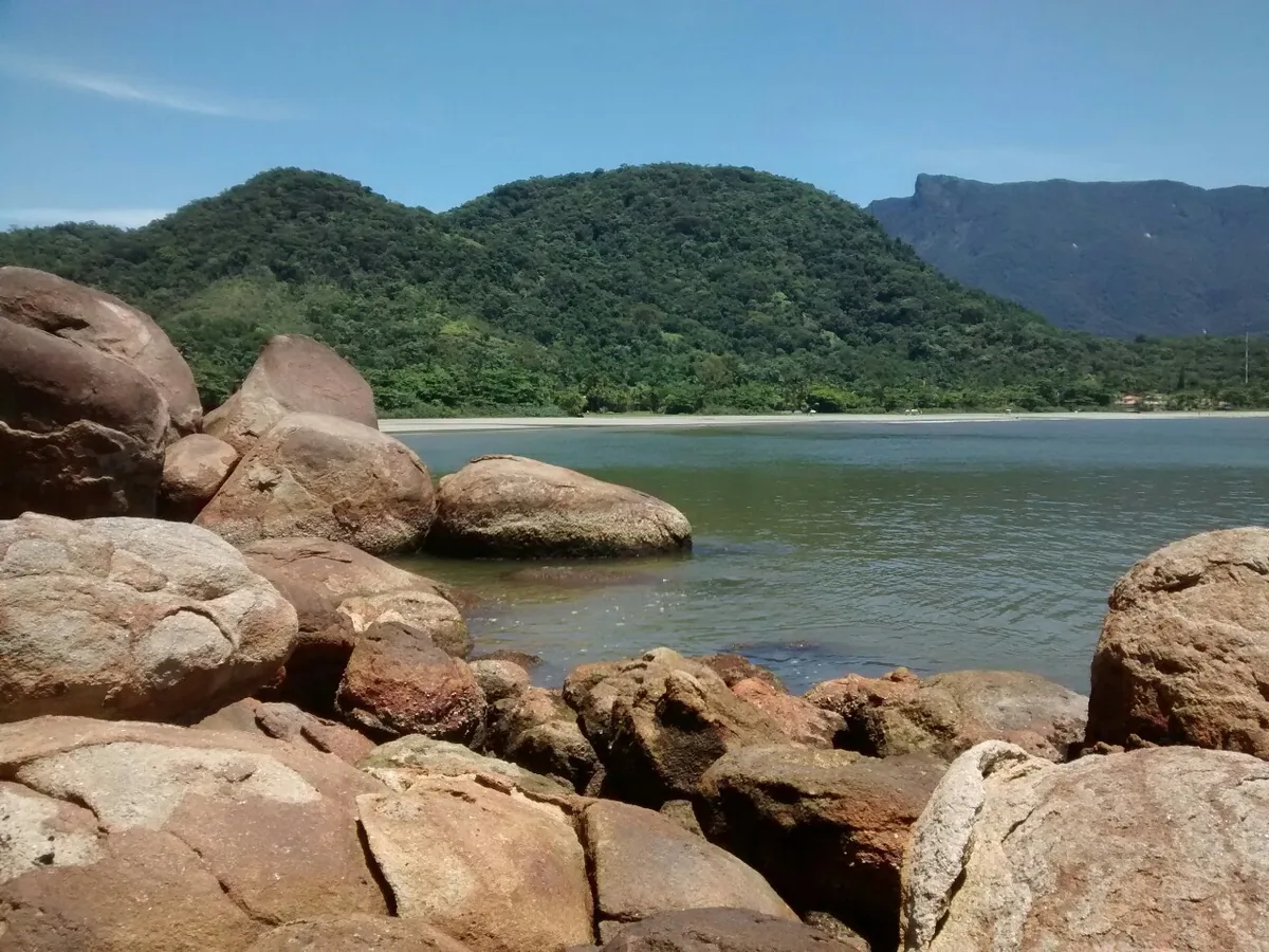 Enseada da Praia da Fortaleza em Ubatuba vista das pedras, com o Pico do Corcovado ao fundo