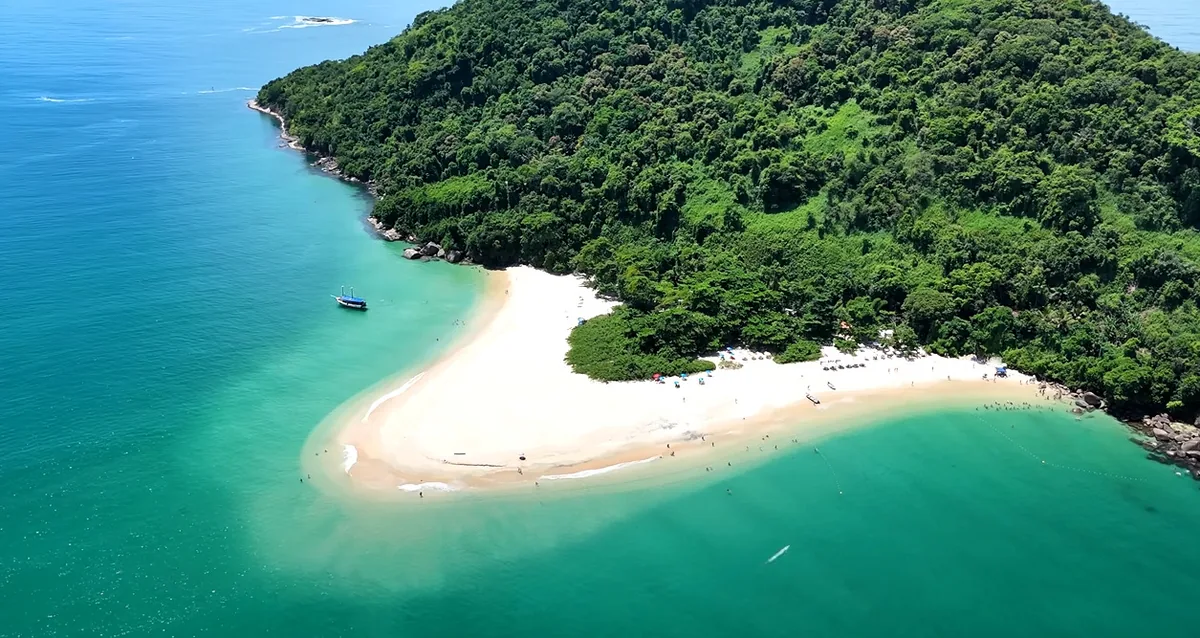 Vista aérea do banco de areia da Ilha do Prumirim em frente à Praia do Prumirim, em Ubatuba