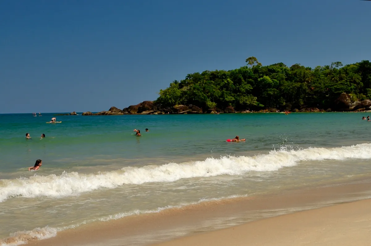 Mar cristalino no canto direito da Praia do Félix em Ubatuba com costão rochoso e Mata Atlântica
