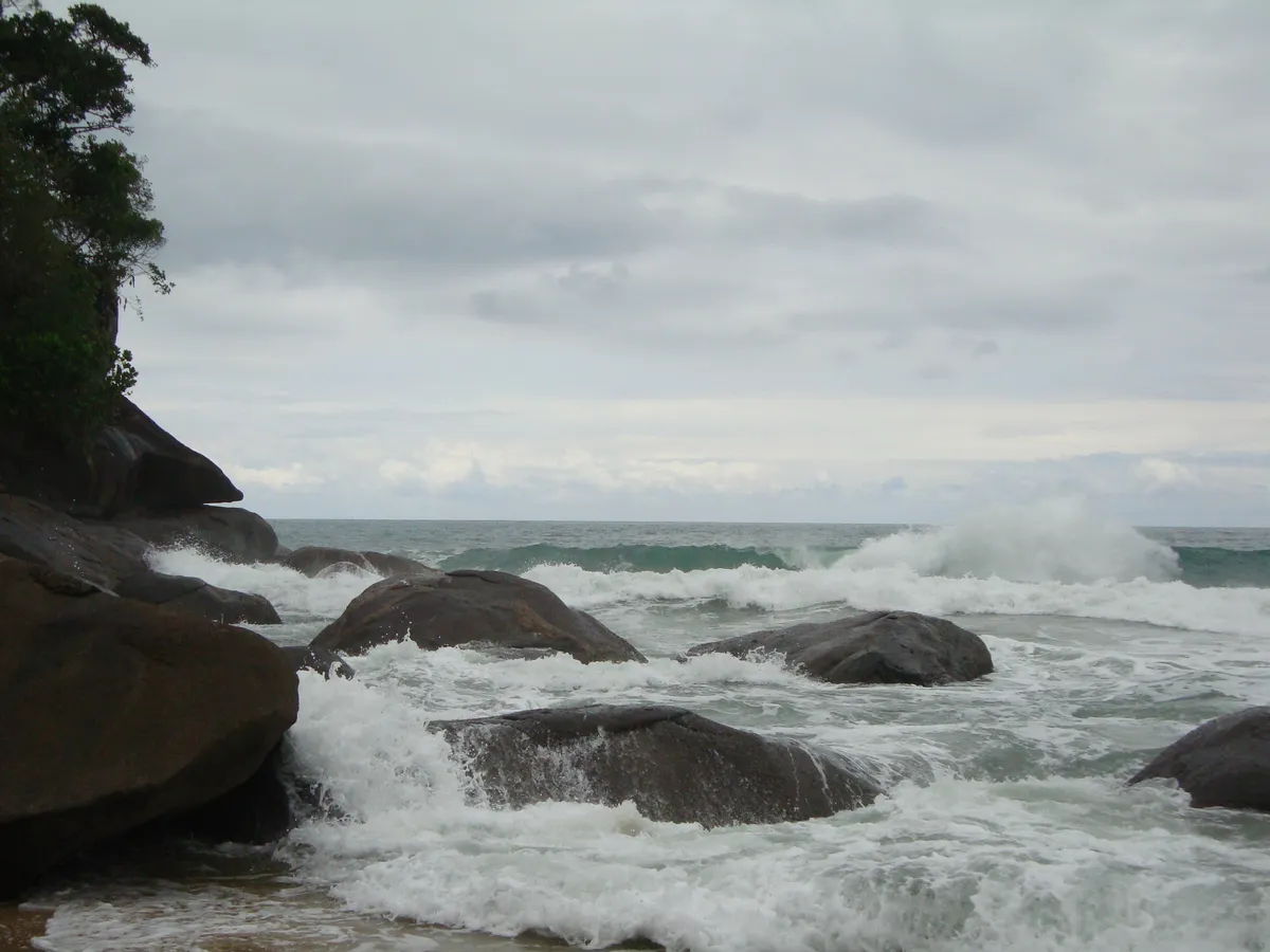 Costão rochoso com ondas na Praia do Félix em Ubatuba