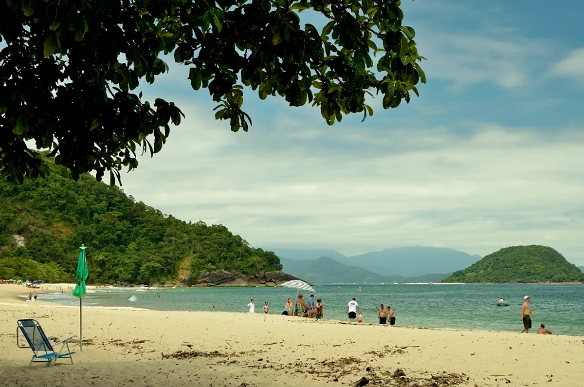 Praia do Félix em Ubatuba com areia branca, mar azul e Mata Atlântica ao fundo
