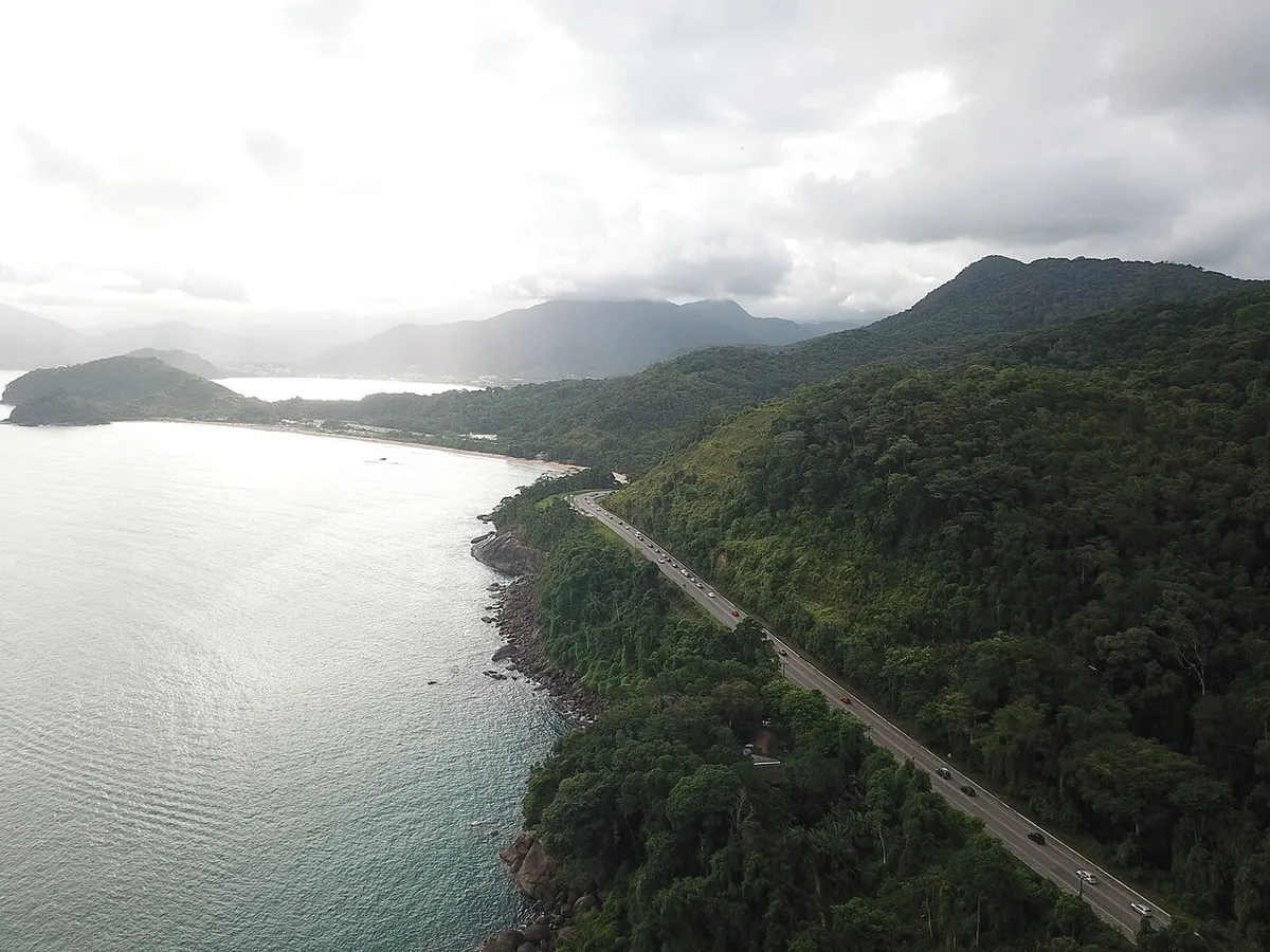 Rodovia Rio-Santos à beira-mar no litoral de Ubatuba, caminho de quem chega de carro