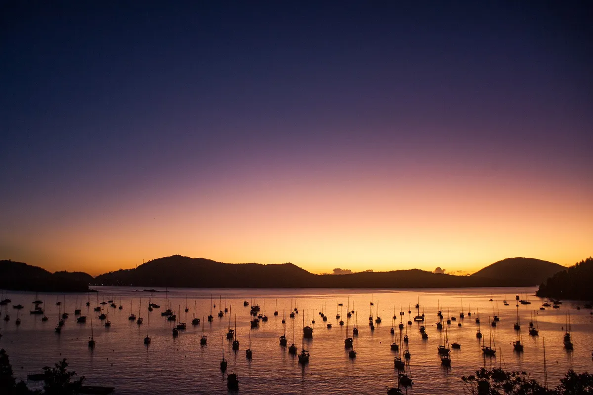 Amanhecer no Saco da Ribeira, em Ubatuba, ponto de saída dos passeios de lancha