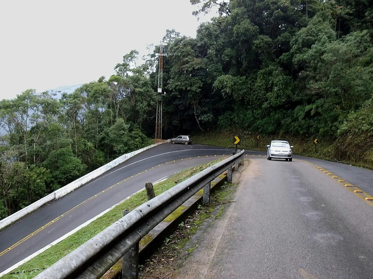 Carro descendo a serra em direção a Ubatuba, onde é cobrada a taxa de preservação ambiental