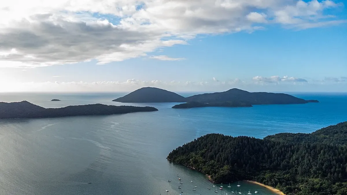 Ubatuba vista do alto, com ilhas, enseadas e Mata Atlântica no litoral norte de São Paulo