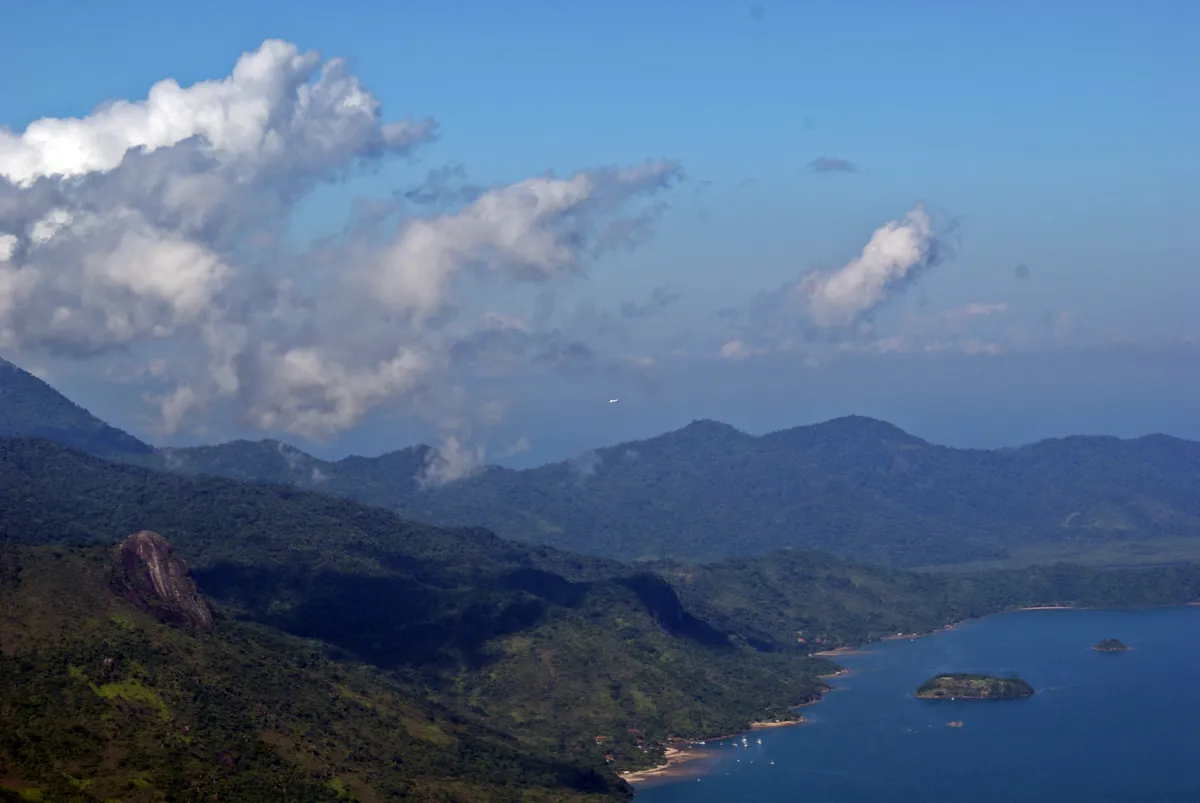 Vista aérea do litoral norte de Ubatuba com Serra do Mar, ilhas e praias vistas do alto